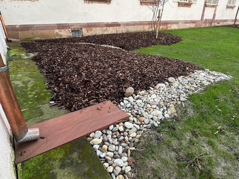 Le jardin de pluie contribue à limiter le ruissellement et à délester les réseaux
d'assainissement, réduisant ainsi le risque d'inondation et améliorant l'efficacité des stations d'épuration.