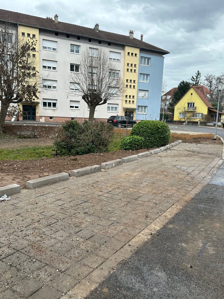 Une trentaine d'emplacements de stationnement avec des pavés draînants ont été matérialisés au sol pour faciliter la désimperméabilisation de la voirie.