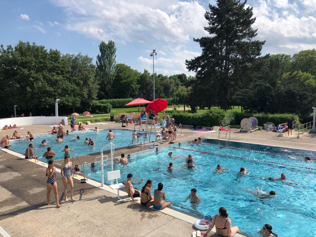 La piscine de plein-air est ouverte de mai à septembre.